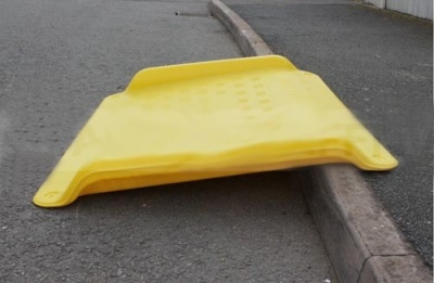 Pārvietojama ceļu apmales uzbraukšanas rampa