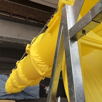 Putekļu aizsargpārsegs ar ūdensizturīgu pārklājumu un elastīgām gumijām