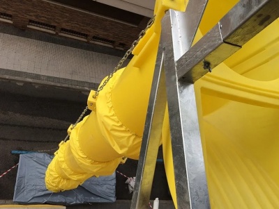 Putekļu aizsargpārsegs ar ūdensizturīgu pārklājumu un elastīgām gumijām